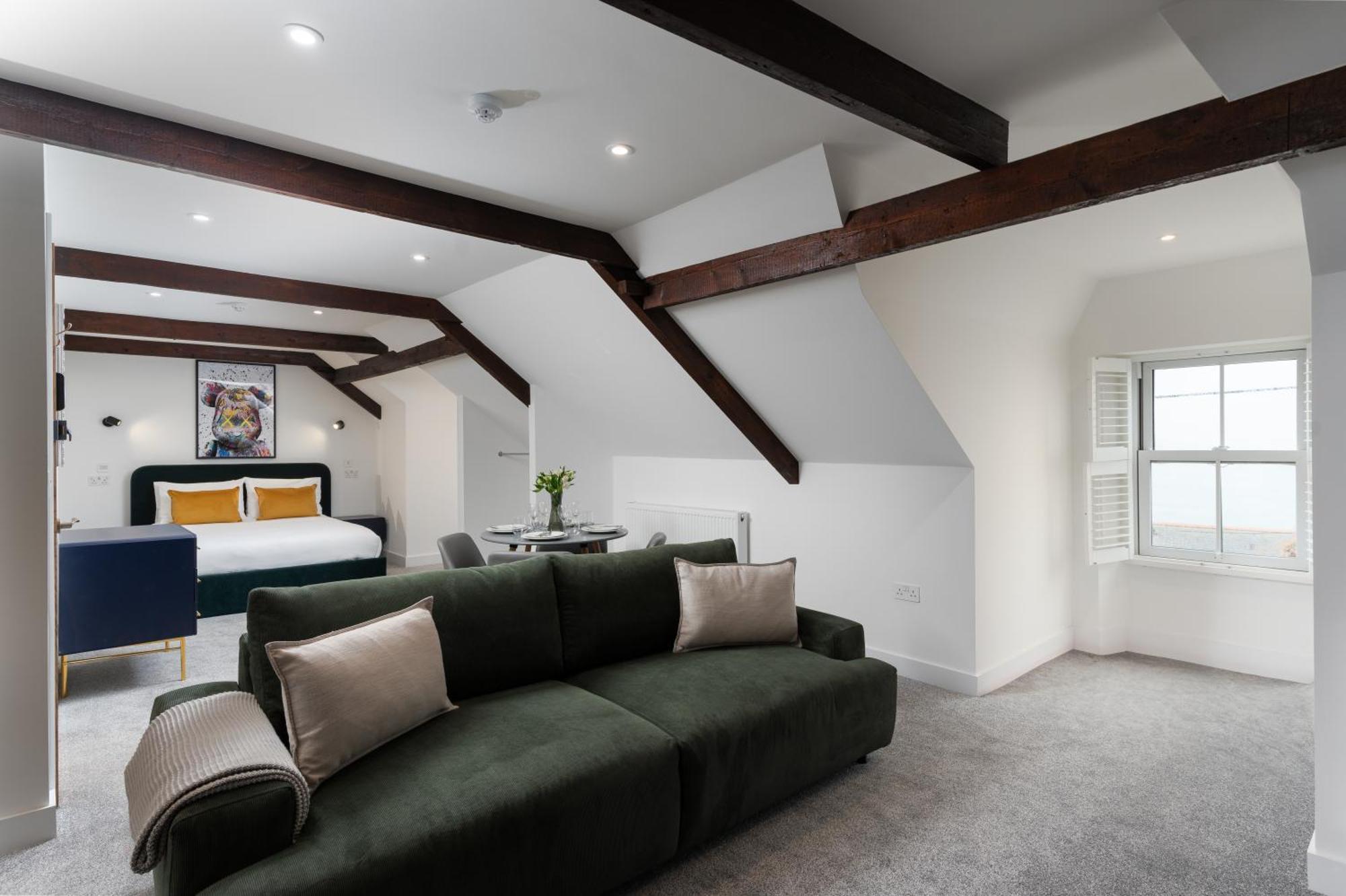 Luxury Modern In With Parking Marazion