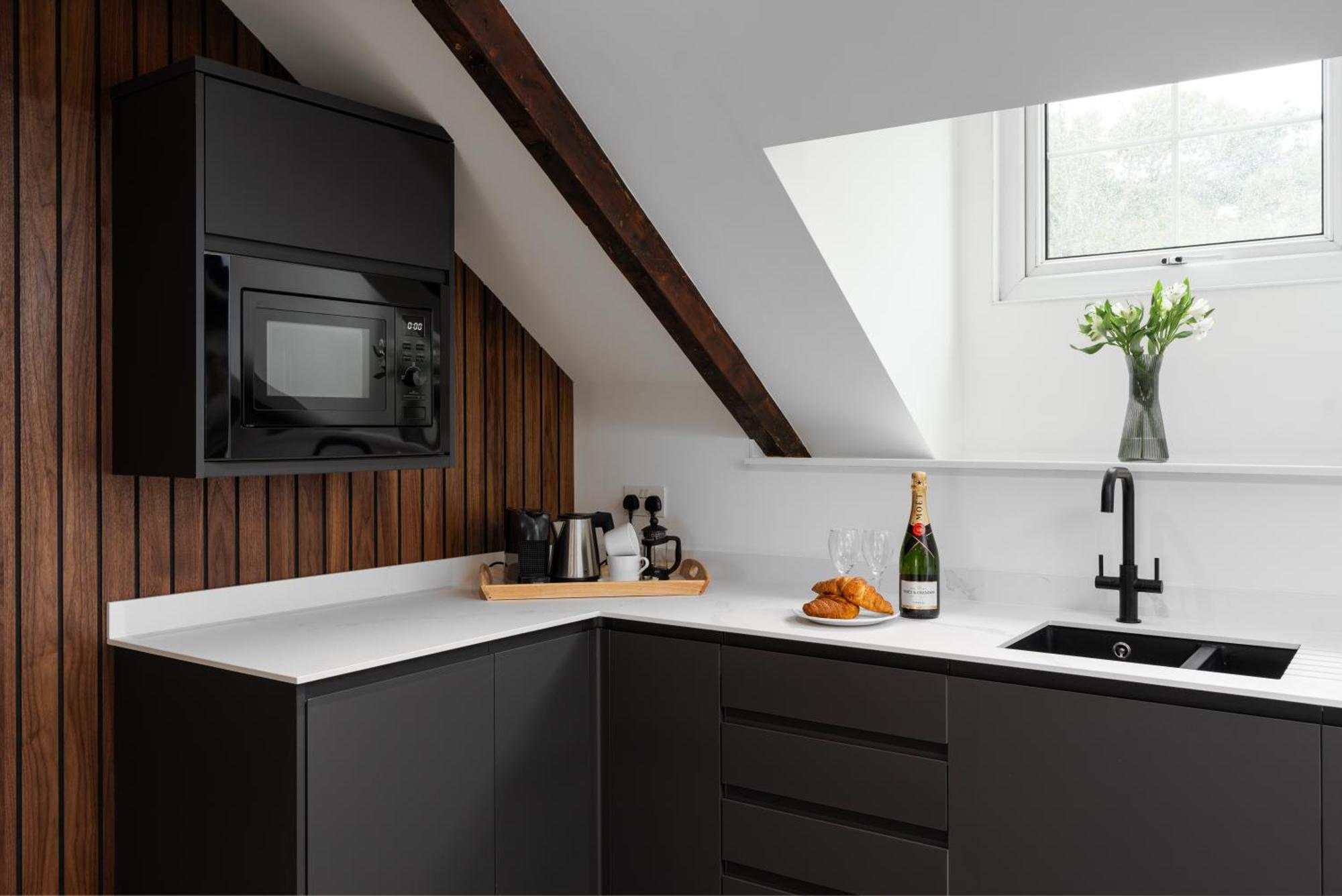 Luxury Modern In With Parking Apartment *